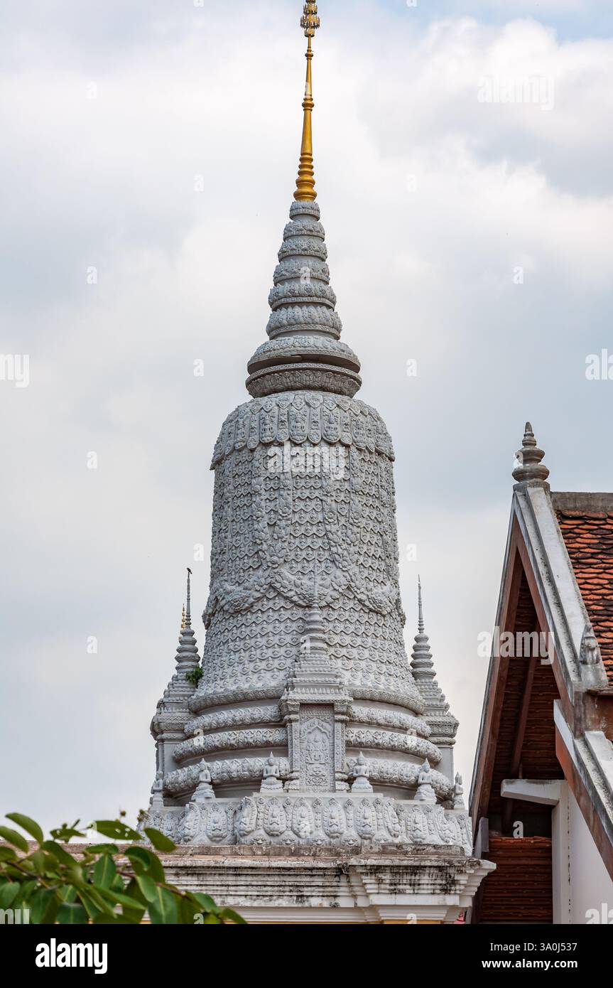 Phnom Penh, Cambogia - 6 maggio 2009: Stupa progettato in modo complesso in un tempio buddista, che mostra la tradizionale architettura Khmer e l'artigianato. Foto Stock