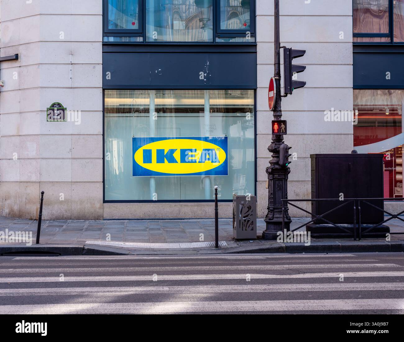 Parigi, Francia, 03.02.2025. Negozio IKEA in rue de Rivoli a Parigi. IKEA segno blu e giallo Foto Stock