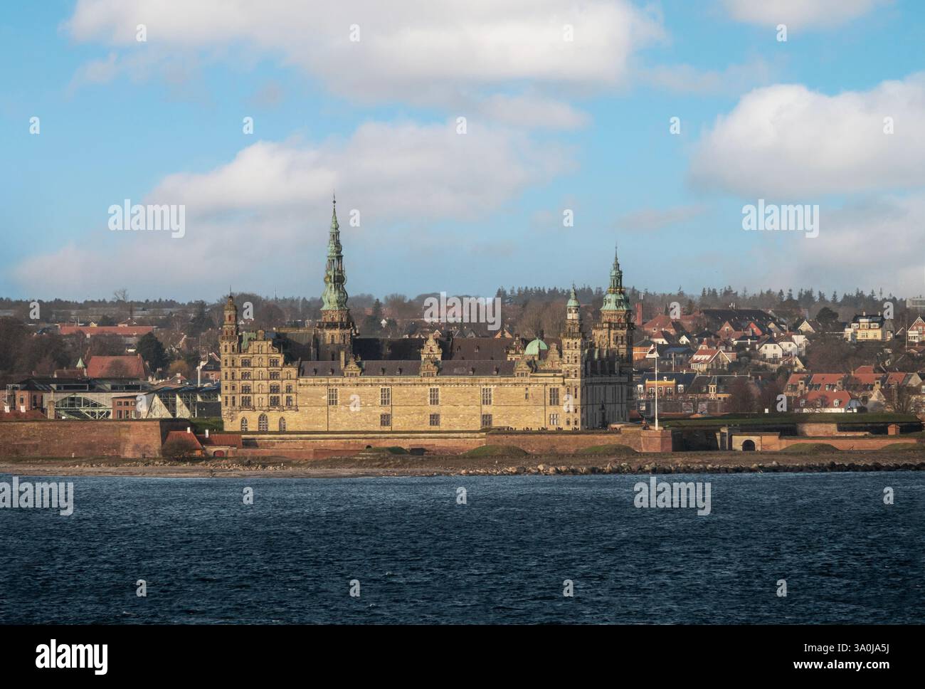 Vista del castello di Kronborg dallo stretto di Oresund in Danimarca. Castello di Shakespeare. Foto Stock