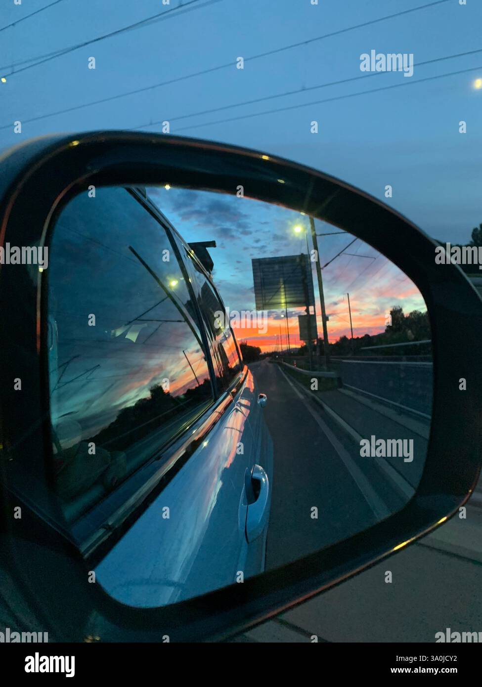 Attraverso lo specchio posteriore - Immagine stock catturata con smartphone