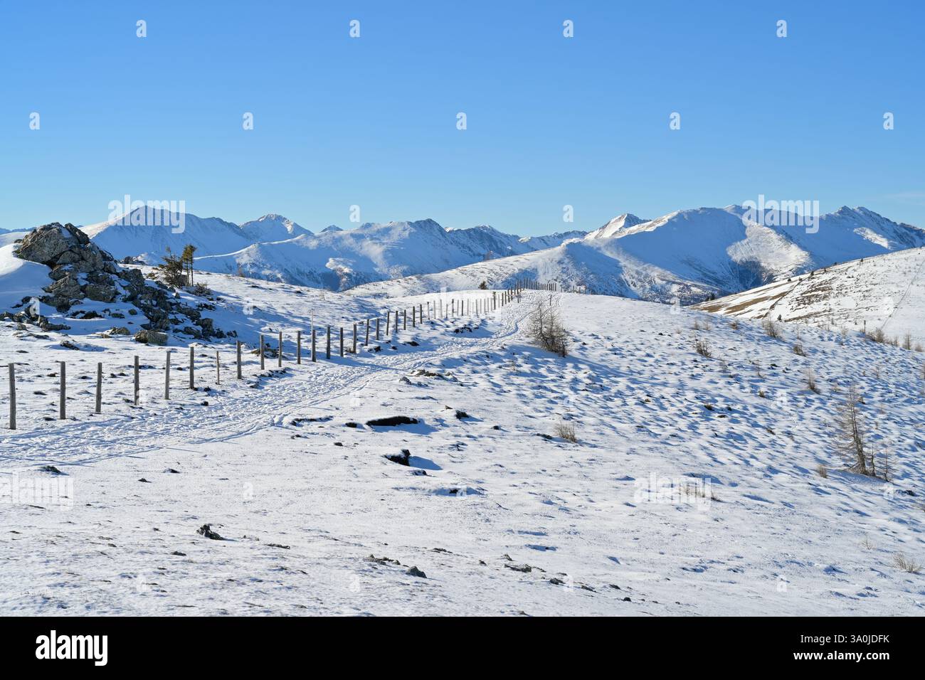 Soleggiato paesaggio invernale, montagne innevate contro il cielo azzurro. Stazione sciistica di Lachtal, Stiria, Austria. Immagine di intestazione per esprimere la bellezza delle montagne. Foto Stock