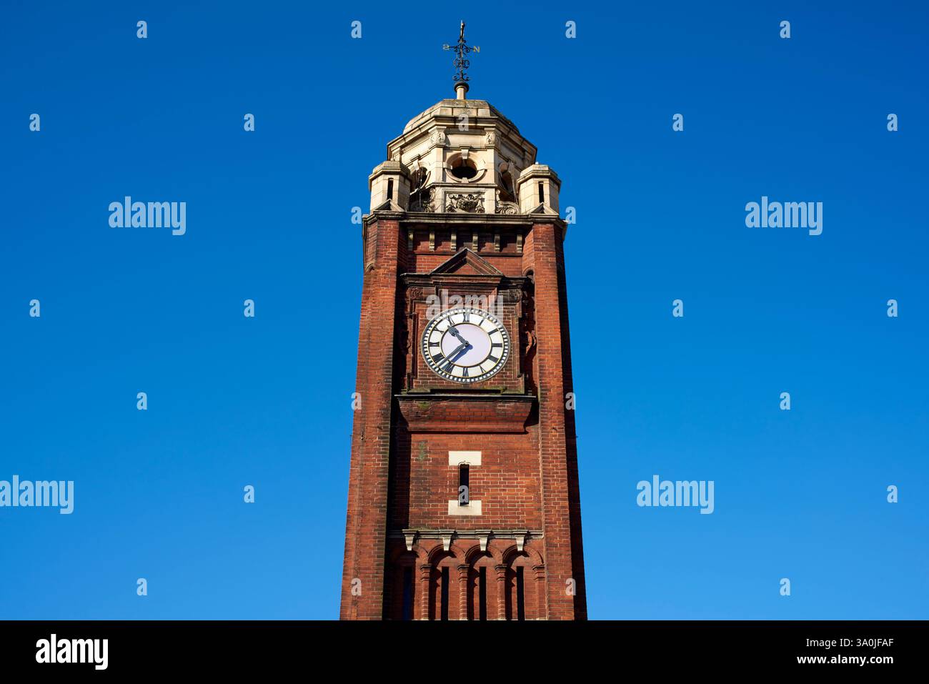 La torre dell'orologio vittoriano a Crouch End, Londra, Regno Unito, contro il cielo blu Foto Stock