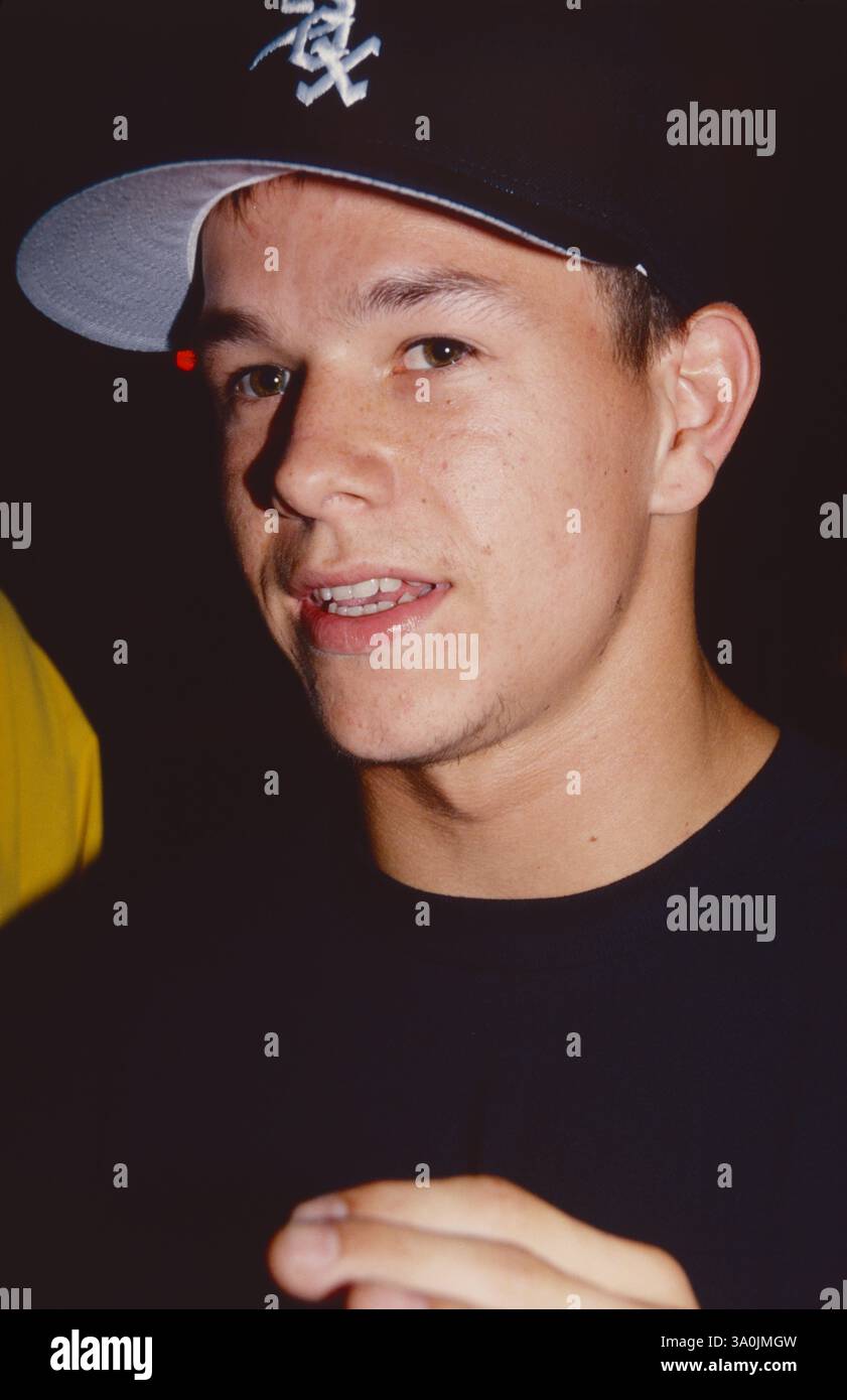 Mark Wahlberg, alias Marky Mark, partecipa a una proiezione di "Death Becomes Her" al Planet Hollywood di New York il 13 luglio 1992. Foto di Henry McGee/MediaPunch Foto Stock