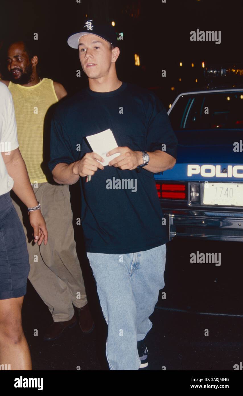 Mark Wahlberg, alias Marky Mark, partecipa a una proiezione di "Death Becomes Her" al Planet Hollywood di New York il 13 luglio 1992. Foto di Henry McGee/MediaPunch Foto Stock