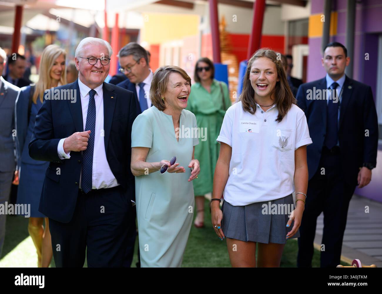 Santiago de Chile, Cile. 4 marzo 2025. Il presidente federale Frank-Walter Steinmeier e sua moglie Elke Büdenbender visitano la Scuola tedesca di Santiago del Cile. La Scuola tedesca Santiago, fondata nel 1890 da immigrati tedeschi, è una delle migliori scuole del Cile. Il presidente federale Steinmeier e sua moglie visitano Uruguay, Paraguay e Cile durante il loro viaggio di una settimana in Sud America. Crediti: Bernd von Jutrczenka/dpa/Alamy Live News Foto Stock