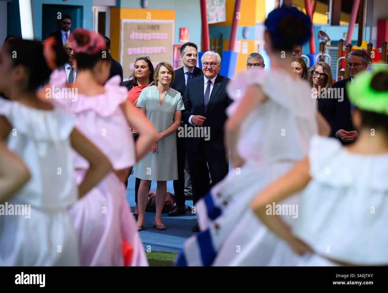 Santiago de Chile, Cile. 4 marzo 2025. Il presidente federale Frank-Walter Steinmeier e sua moglie Elke Büdenbender visitano la Scuola tedesca di Santiago del Cile e assistono a uno spettacolo di danza. La Scuola tedesca Santiago, fondata nel 1890 da immigrati tedeschi, è una delle migliori scuole del Cile. Il presidente federale Steinmeier e sua moglie visitano Uruguay, Paraguay e Cile durante il loro viaggio di una settimana in Sud America. Crediti: Bernd von Jutrczenka/dpa/Alamy Live News Foto Stock