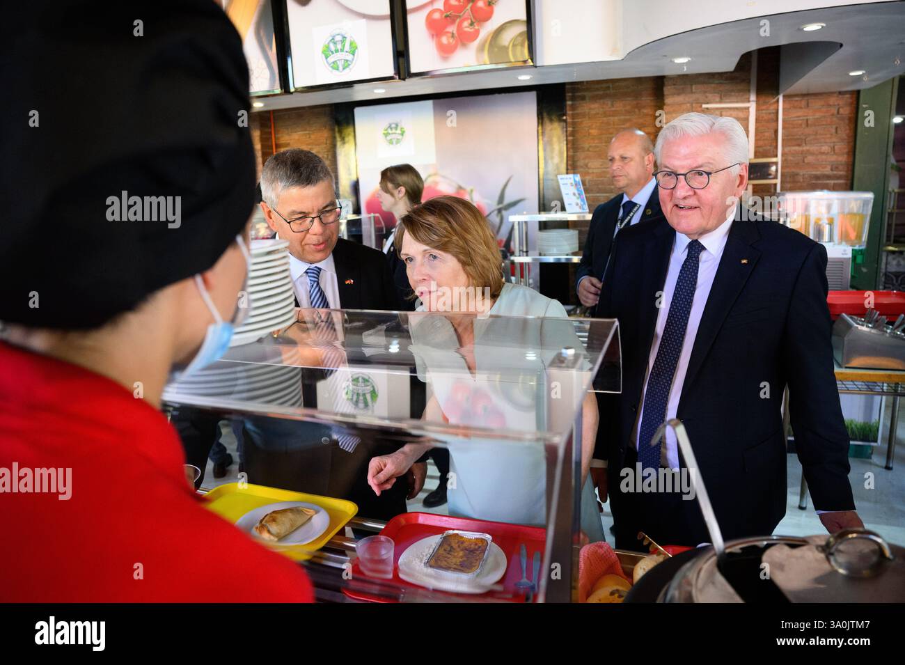 Santiago de Chile, Cile. 4 marzo 2025. Il presidente federale Frank-Walter Steinmeier e sua moglie Elke Büdenbender visitano la Scuola tedesca di Santiago del Cile e hanno qualcosa da mangiare nella mensa scolastica. La Scuola tedesca Santiago, fondata nel 1890 da immigrati tedeschi, è una delle migliori scuole del Cile. Il presidente federale Steinmeier e sua moglie visitano Uruguay, Paraguay e Cile durante il loro viaggio di una settimana in Sud America. Crediti: Bernd von Jutrczenka/dpa/Alamy Live News Foto Stock