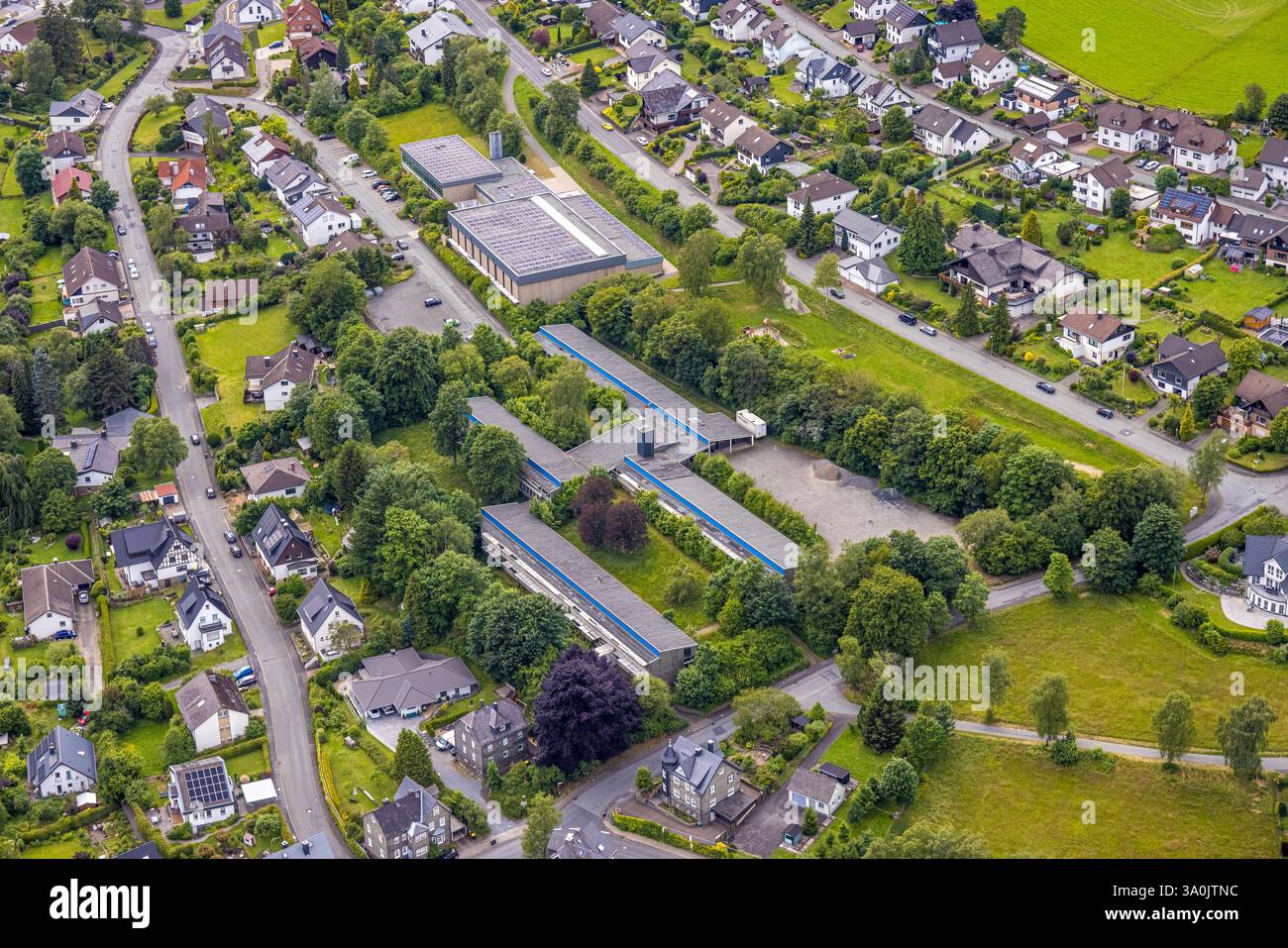 Vista aerea, scuola elementare progettata per l'ex scuola secondaria Rothaarsteig in Hachenbergstrasse, triplo palazzetto dello sport e piscina coperta Foto Stock