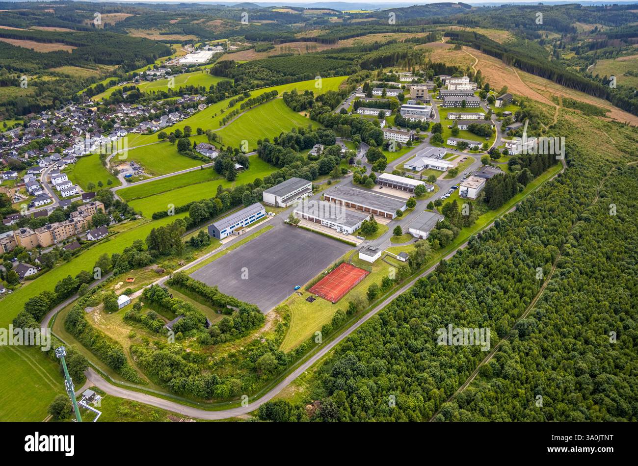 Vista aerea, sito delle caserme di Hachenberg, area forestale con danni forestali, nuova area residenziale Roger-Drapie-Straße sotto la caserma, Rothaarsteig, ERND Foto Stock