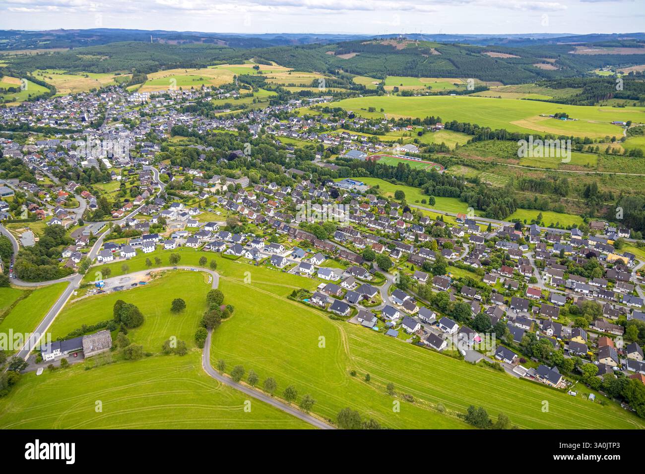 Vista aerea, nuova zona residenziale Roger-Drapie-Straße, sotto la caserma, paesaggio collinare con prati e campi, Erndtebrück, Siegen-Wittgenstein d Foto Stock