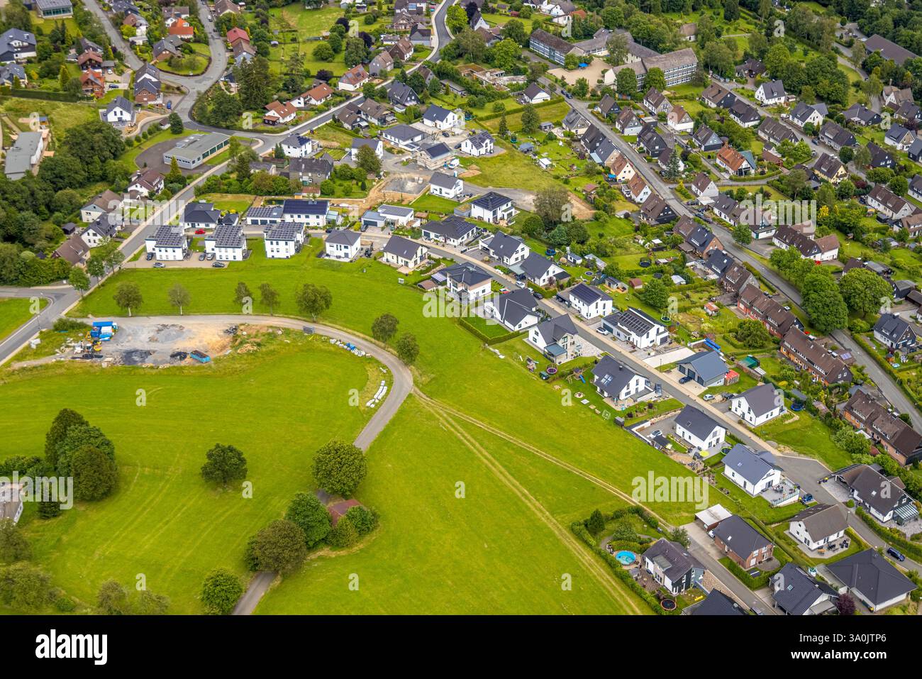 Vista aerea, nuova zona residenziale Roger-Drapie-Straße, sotto la caserma di Hachenberg, Erndtebrück, distretto di Siegen-Wittgenstein, Renania settentrionale-Westphali Foto Stock