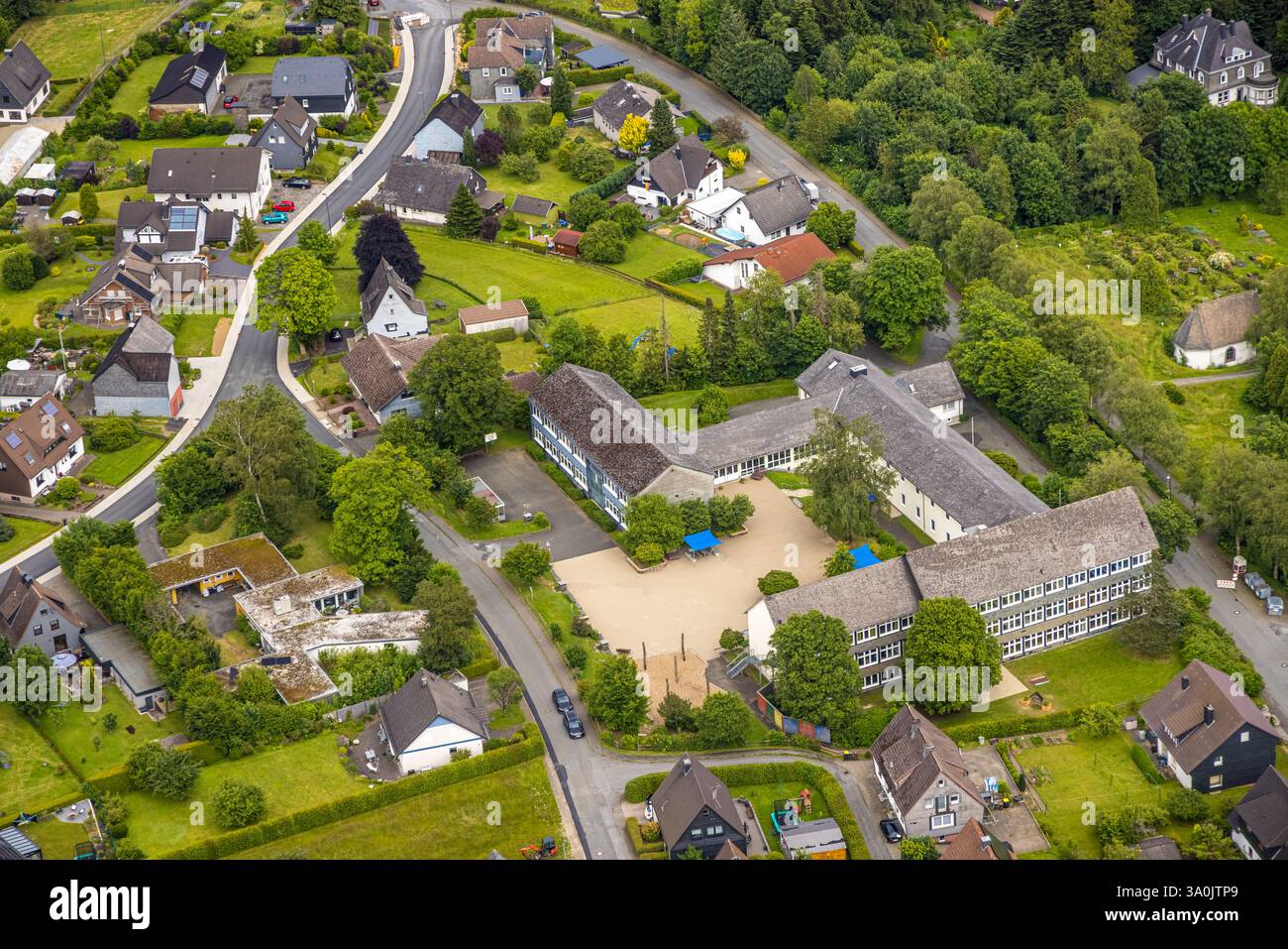 Vista aerea, edificio della scuola secondaria, zona residenziale, Erndtebrück, distretto di Siegen-Wittgenstein, Renania settentrionale-Vestfalia, Germania Foto Stock