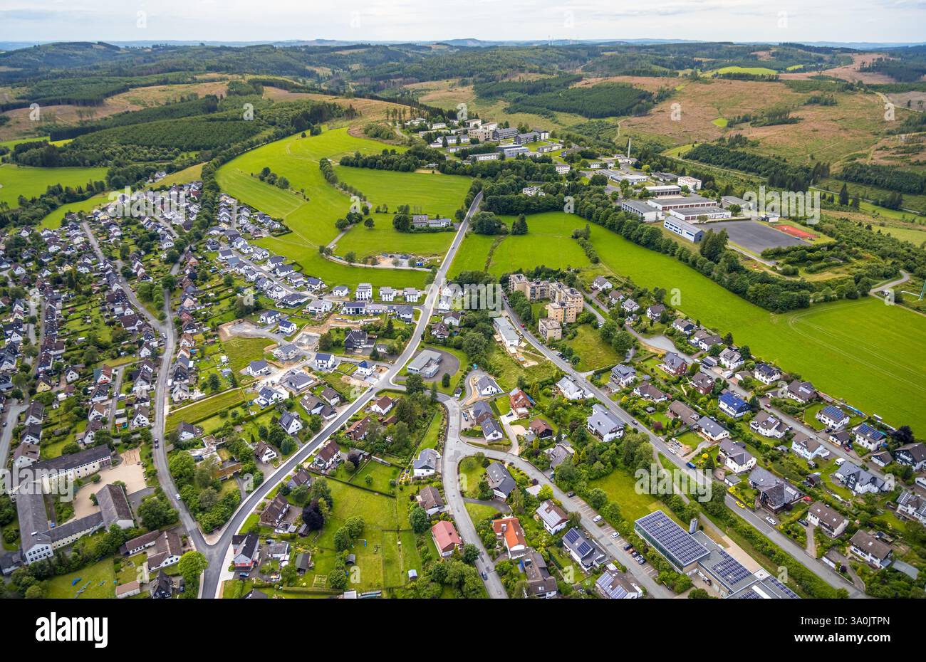 Vista aerea, nuova zona residenziale Roger-Drapie-Straße, Hachenberg Kaserne, area forestale con danni forestali, Erndtebrück, distretto di Siegen-Wittgenstein, Foto Stock