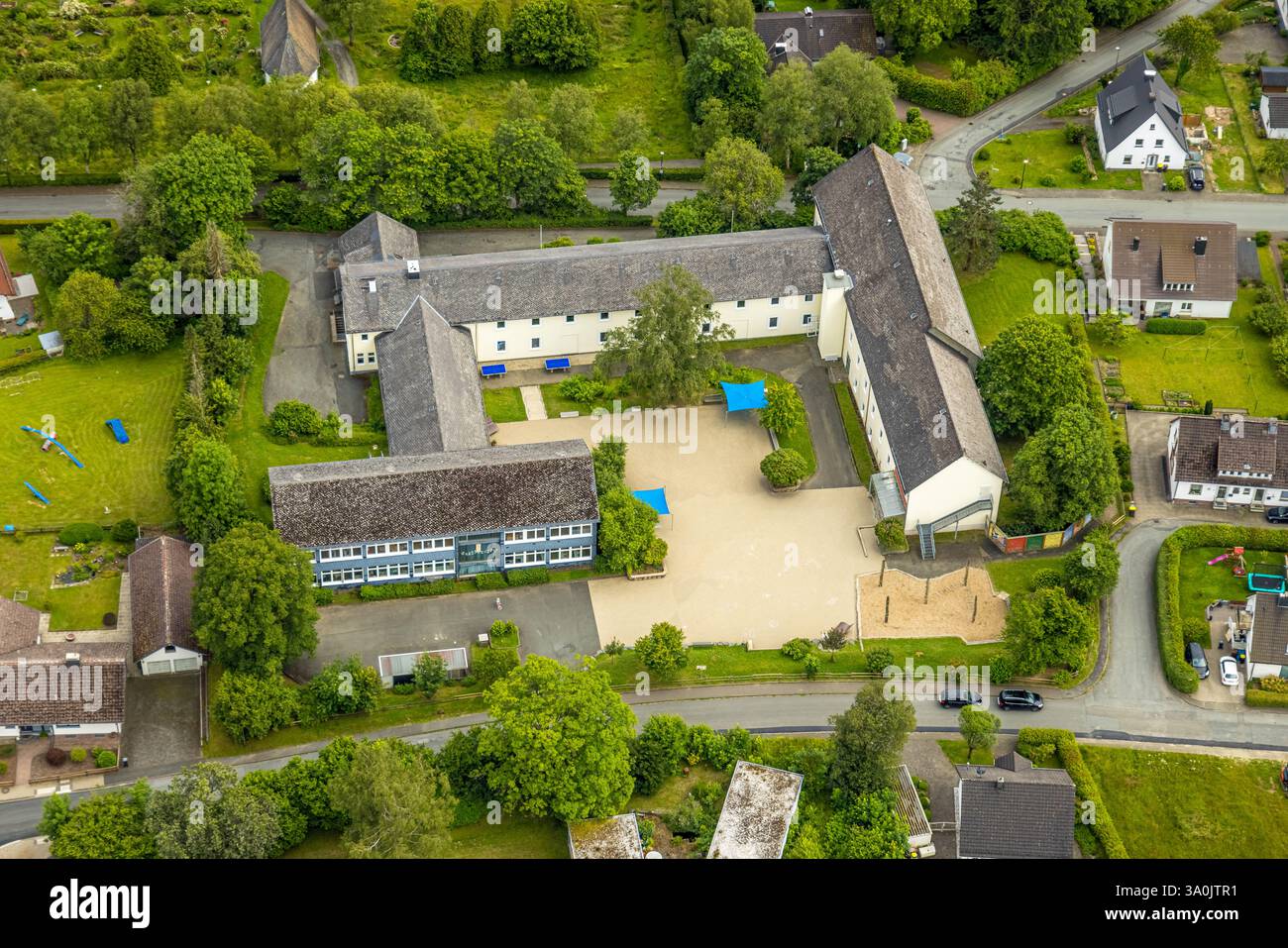 Vista aerea, edificio della scuola secondaria, Erndtebrück, distretto di Siegen-Wittgenstein, Renania settentrionale-Vestfalia, Germania Foto Stock