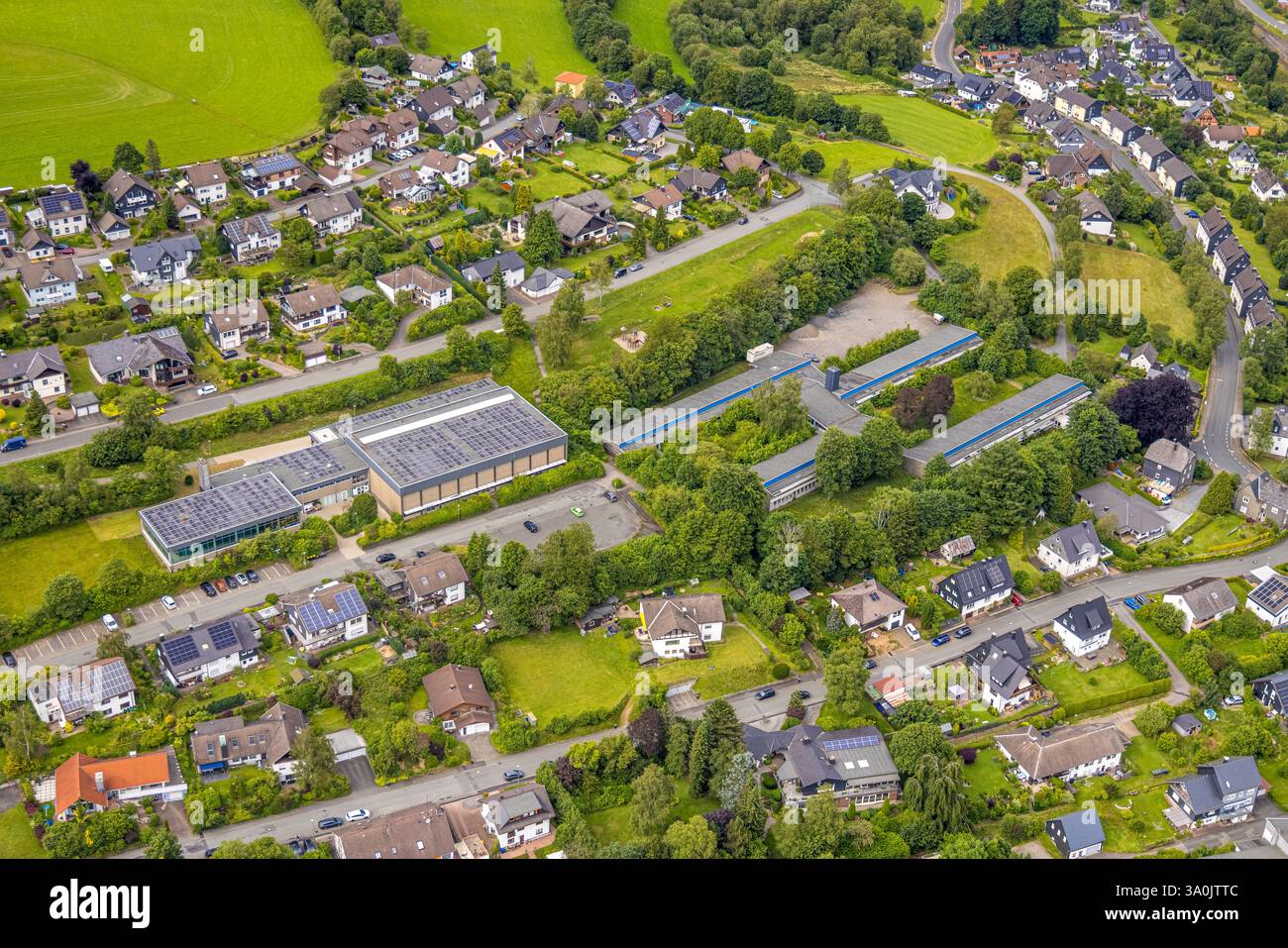 Vista aerea, scuola elementare progettata per l'ex scuola secondaria Rothaarsteig a Hachenbergstraße, triplo palazzetto dello sport e piscina coperta con Foto Stock