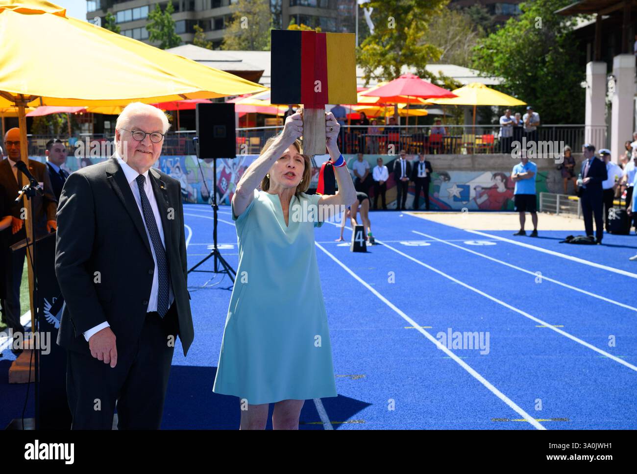 Santiago de Chile, Cile. 4 marzo 2025. Il presidente federale Frank-Walter Steinmeier e sua moglie Elke Büdenbender visitano la Scuola tedesca di Santiago del Cile e aprono un nuovo campo sportivo. La Scuola tedesca Santiago, fondata nel 1890 da immigrati tedeschi, è una delle migliori scuole del Cile. Il presidente federale Steinmeier e sua moglie visitano Uruguay, Paraguay e Cile durante il loro viaggio di una settimana in Sud America. Crediti: Bernd von Jutrczenka/dpa/Alamy Live News Foto Stock