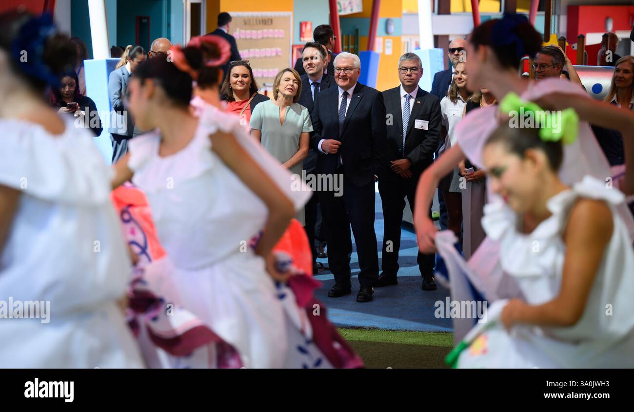 Santiago de Chile, Cile. 4 marzo 2025. Il presidente federale Frank-Walter Steinmeier e sua moglie Elke Büdenbender visitano la Scuola tedesca di Santiago del Cile e assistono a uno spettacolo di danza. La Scuola tedesca Santiago, fondata nel 1890 da immigrati tedeschi, è una delle migliori scuole del Cile. Il presidente federale Steinmeier e sua moglie visitano Uruguay, Paraguay e Cile durante il loro viaggio di una settimana in Sud America. Crediti: Bernd von Jutrczenka/dpa/Alamy Live News Foto Stock