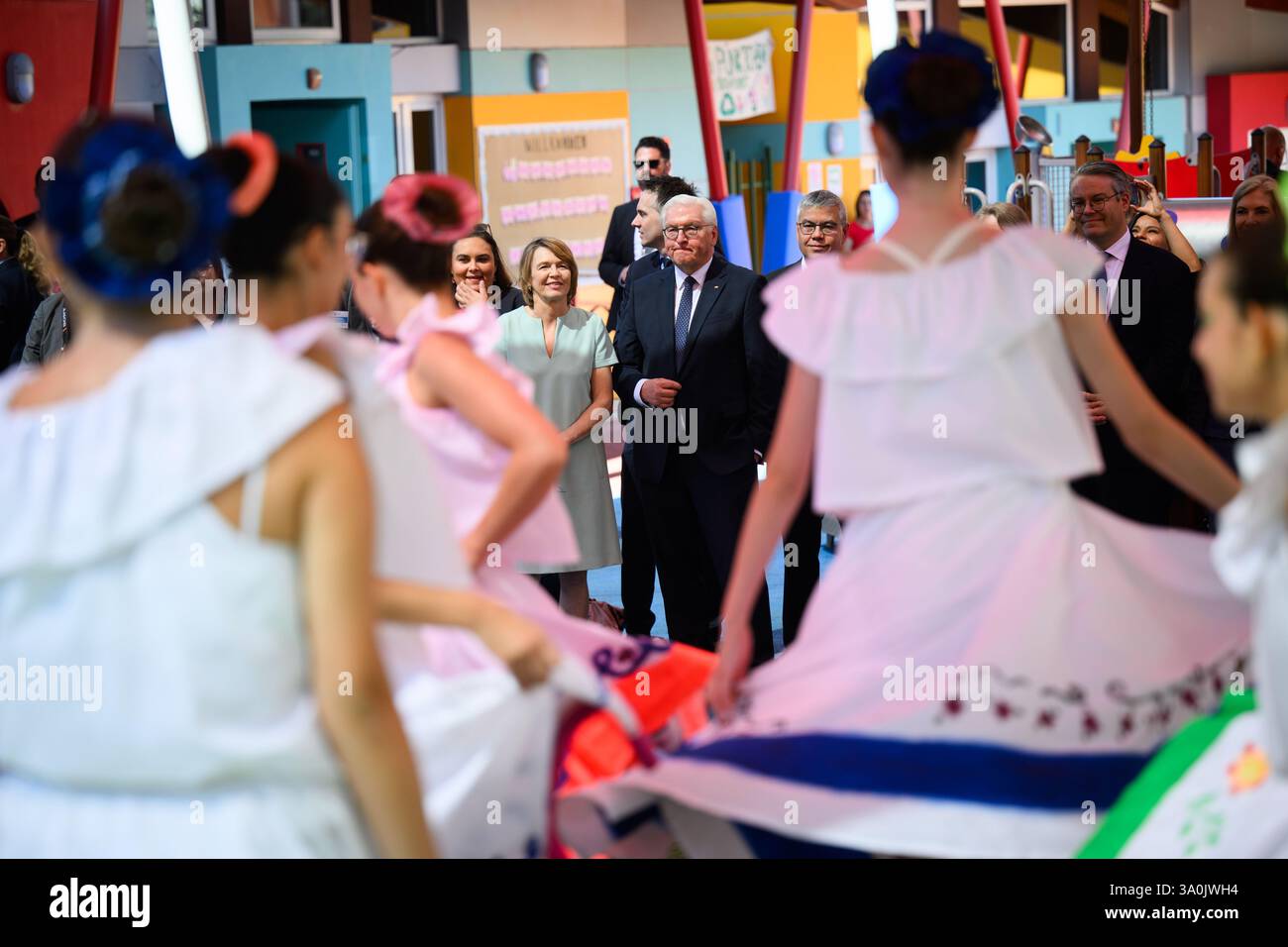 Santiago de Chile, Cile. 4 marzo 2025. Il presidente federale Frank-Walter Steinmeier e sua moglie Elke Büdenbender visitano la Scuola tedesca di Santiago del Cile e assistono a uno spettacolo di danza. La Scuola tedesca Santiago, fondata nel 1890 da immigrati tedeschi, è una delle migliori scuole del Cile. Il presidente federale Steinmeier e sua moglie visitano Uruguay, Paraguay e Cile durante il loro viaggio di una settimana in Sud America. Crediti: Bernd von Jutrczenka/dpa/Alamy Live News Foto Stock