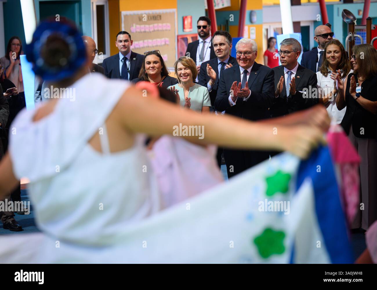Santiago de Chile, Cile. 4 marzo 2025. Il presidente federale Frank-Walter Steinmeier e sua moglie Elke Büdenbender visitano la Scuola tedesca di Santiago del Cile e assistono a uno spettacolo di danza. La Scuola tedesca Santiago, fondata nel 1890 da immigrati tedeschi, è una delle migliori scuole del Cile. Il presidente federale Steinmeier e sua moglie visitano Uruguay, Paraguay e Cile durante il loro viaggio di una settimana in Sud America. Crediti: Bernd von Jutrczenka/dpa/Alamy Live News Foto Stock