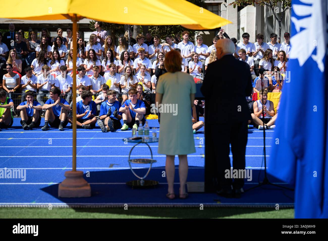 Santiago de Chile, Cile. 4 marzo 2025. Il presidente federale Frank-Walter Steinmeier e sua moglie Elke Büdenbender visitano la Scuola tedesca di Santiago del Cile e aprono un nuovo campo sportivo. La Scuola tedesca Santiago, fondata nel 1890 da immigrati tedeschi, è una delle migliori scuole del Cile. Il presidente federale Steinmeier e sua moglie visitano Uruguay, Paraguay e Cile durante il loro viaggio di una settimana in Sud America. Crediti: Bernd von Jutrczenka/dpa/Alamy Live News Foto Stock