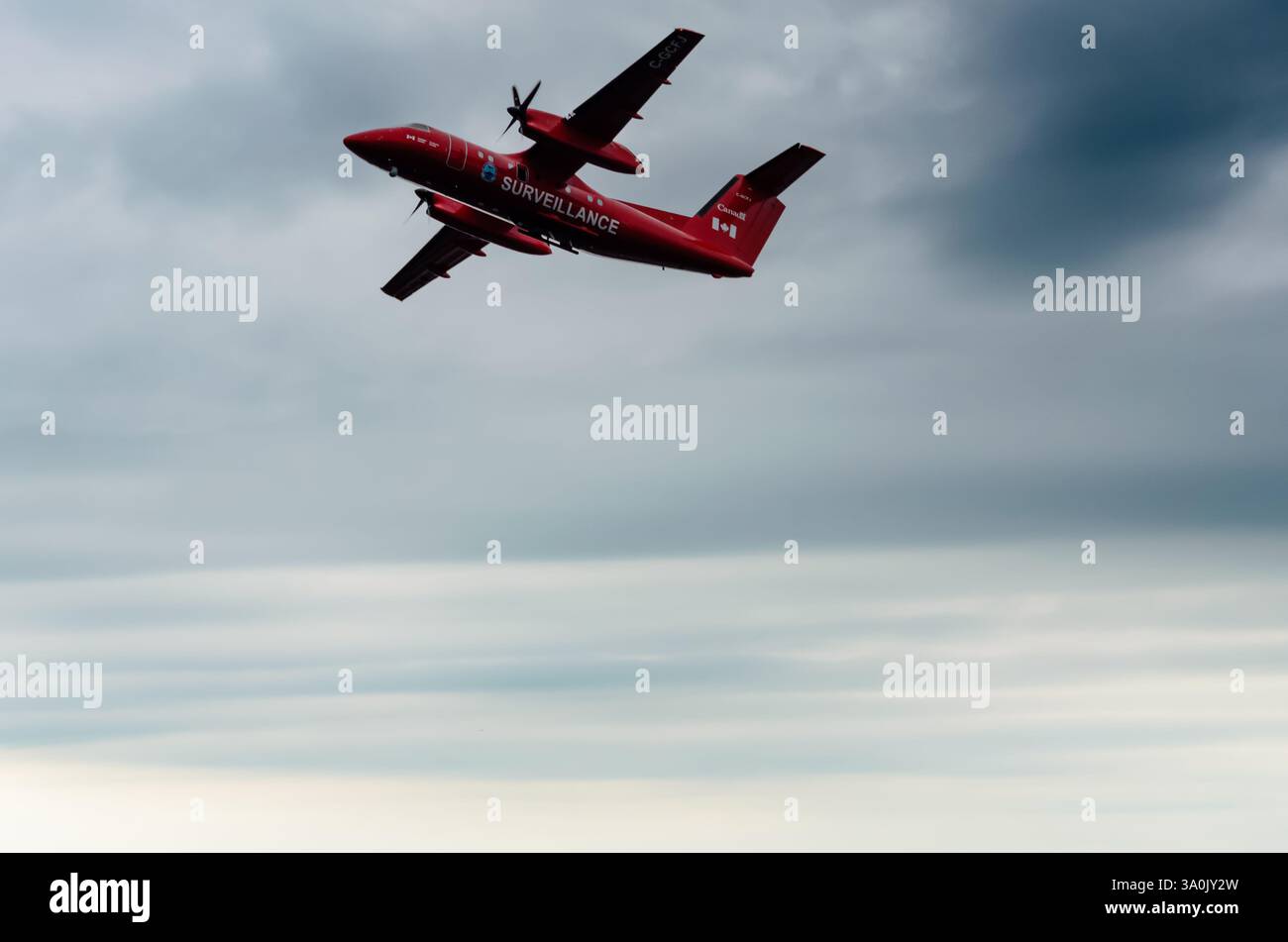 Foto in cielo di un aeroplano topografico sotto un cielo tempestoso vicino al confine tra Canada e Stati Uniti lungo il fiume St. Lawrence Foto Stock