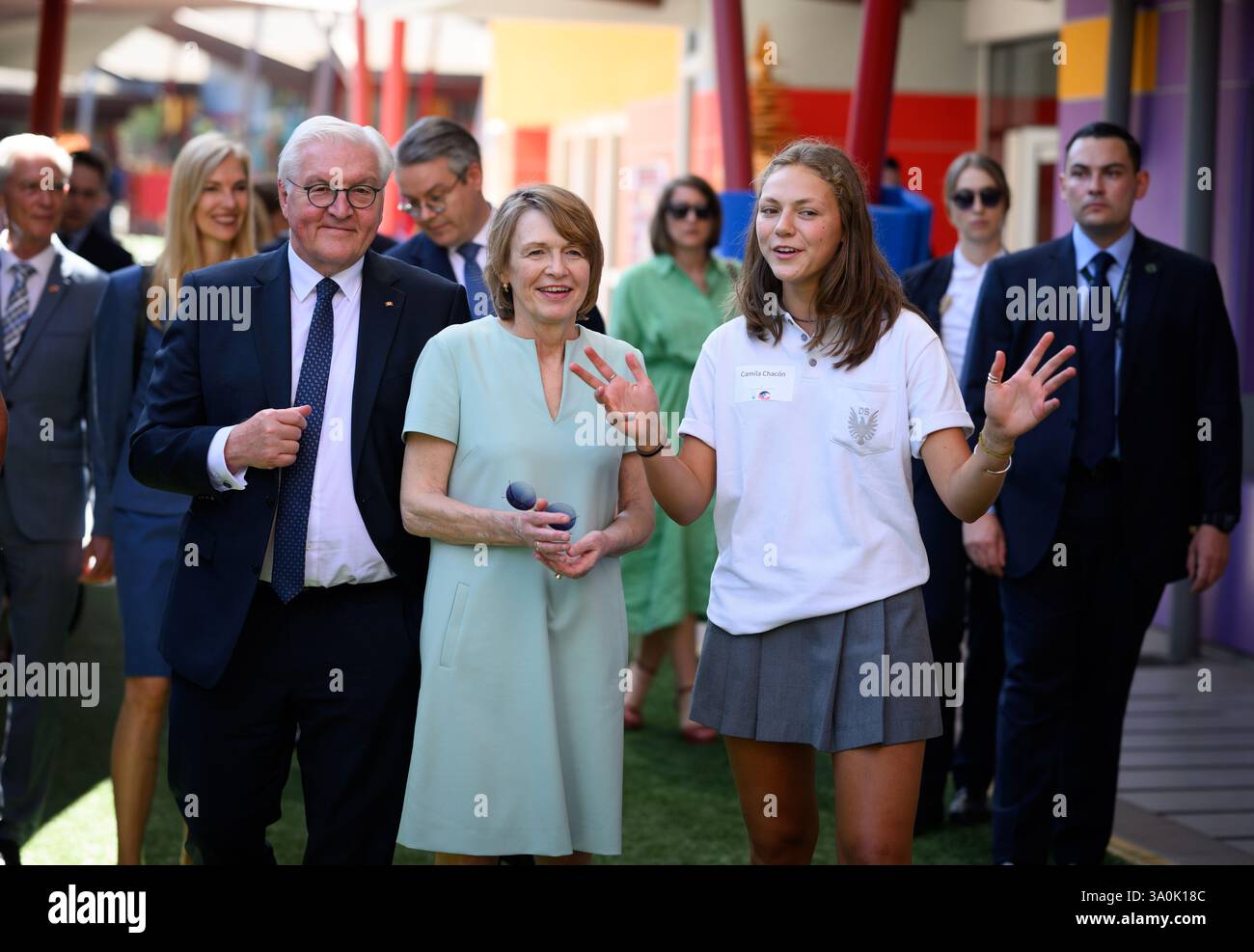 Santiago de Chile, Cile. 4 marzo 2025. Il presidente federale Frank-Walter Steinmeier e sua moglie Elke Büdenbender (M) visitano la Scuola tedesca di Santiago del Cile. La Scuola tedesca Santiago, fondata nel 1890 da immigrati tedeschi, è una delle migliori scuole del Cile. Il presidente federale Steinmeier e sua moglie visitano Uruguay, Paraguay e Cile durante il loro viaggio di una settimana in Sud America. Crediti: Bernd von Jutrczenka/dpa/Alamy Live News Foto Stock