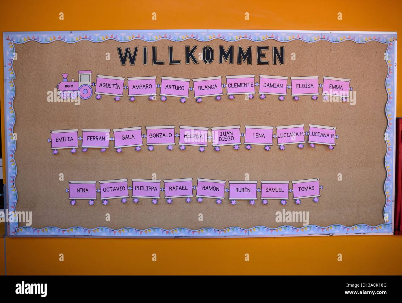 Santiago de Chile, Cile. 4 marzo 2025. Un cartello con i nomi dei bambini è appeso durante la visita del presidente federale Steinmeier e di sua moglie alla Scuola tedesca di Santiago del Cile. La Scuola tedesca Santiago, fondata nel 1890 da immigrati tedeschi, è una delle migliori scuole del Cile. Il presidente federale Steinmeier e sua moglie visitano Uruguay, Paraguay e Cile durante il loro viaggio di una settimana in Sud America. Crediti: Bernd von Jutrczenka/dpa/Alamy Live News Foto Stock