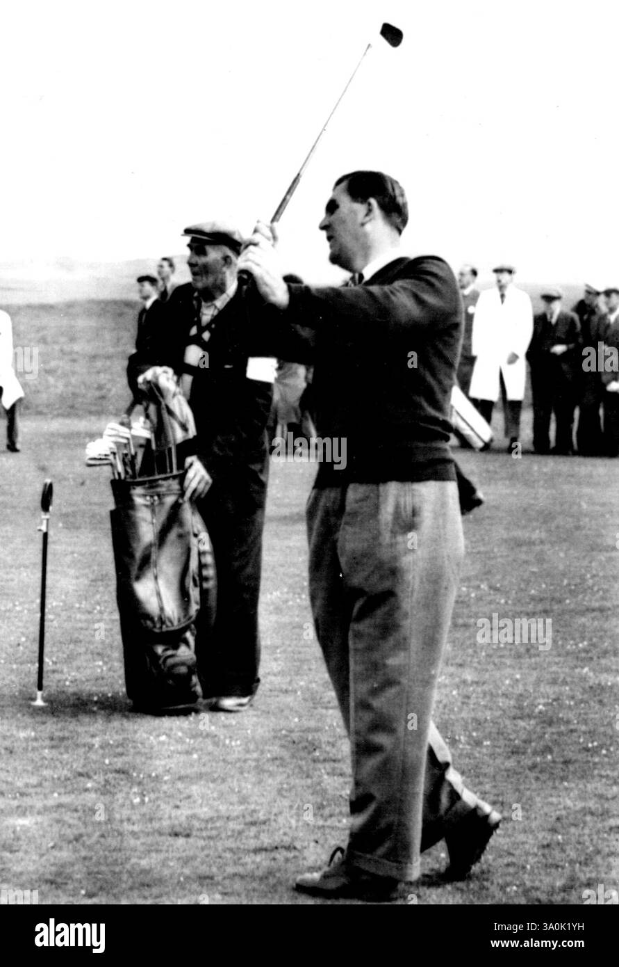 L'offerta di Bachli inizia -- ***** D.W. Bachli viene visto giocare un colpo di ferro sul green alla prima buca all'apertura della sua offerta per il campionato di golf amatoriale di oggi. Giocando sopra i Muirfield Links, Bachli ha fatto la sua prima apparizione in caso di grande successo già vincendo fino alla finale in cui è abbinato al popolare americano W.C. Campbell, sempre a trent'anni. 29 maggio 1954. (Foto di United Press Photo). Foto Stock