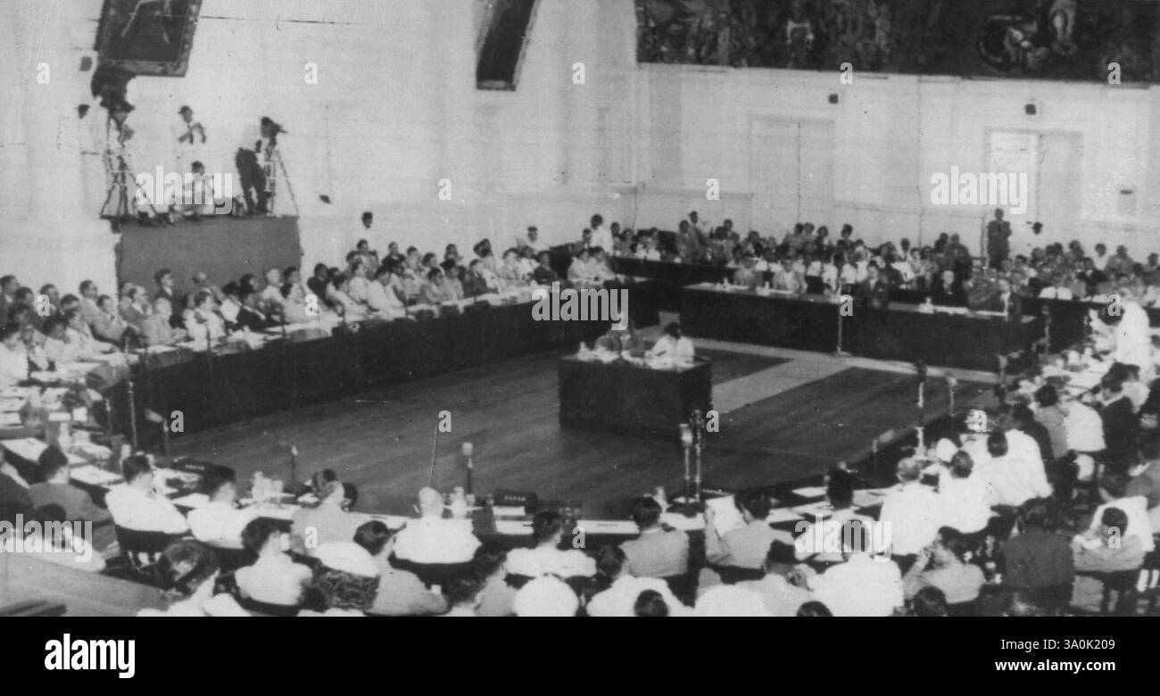 Apre la conferenza Colombo Plan -- R.G. Casey, a destra, il ministro australiano per gli affari esteri, affronta la sessione di apertura della conferenza del comitato consultivo del piano Colombo a Singapore, oggi 17 ottobre. Il piano si sta avvicinando alla fine del suo primo semestre ufficiale e la conferenza discuterà su come proseguire i lavori di aiuto economico per il Sud-est. 17 ottobre 1955. (Foto di Associated Press Photo). Foto Stock