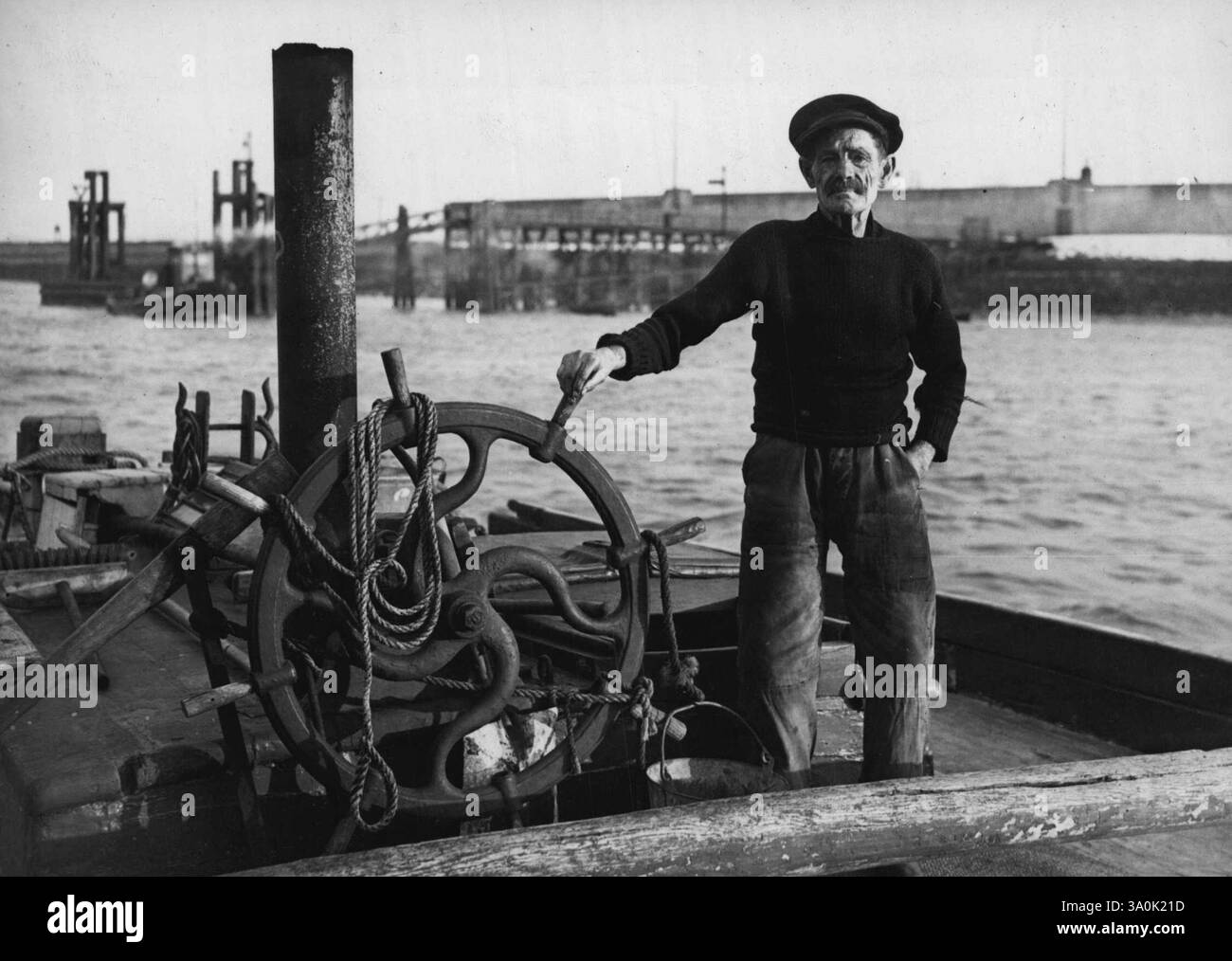70 anni Water Horne -- 82 anni 'vecchio Albert' a bordo della sua casa di chiatta al largo di Gravesend. Il 82enne Albert Anderson, che vive da solo sulla chiatta Ralulu, ancorato nel Tamigi al largo di Gravesend, non ricorda quando ha mangiato l'ultima volta a terra. Ha dormito a terra solo una volta da quando ha lasciato la sua casa nell'Essex per andare in mare quando aveva 12 anni, il vecchio Albert ha lavorato tutta la vita in navi a vela, soprattutto nelle acque costiere e in particolare nel Tamigi e nel Medway. Per molto tempo è stato compagno di Thames con chiatte rosse. Uno scapolo, cucina i suoi piatti e fa il suo bucato. 1° marzo 1948. (Foto di Foto Stock