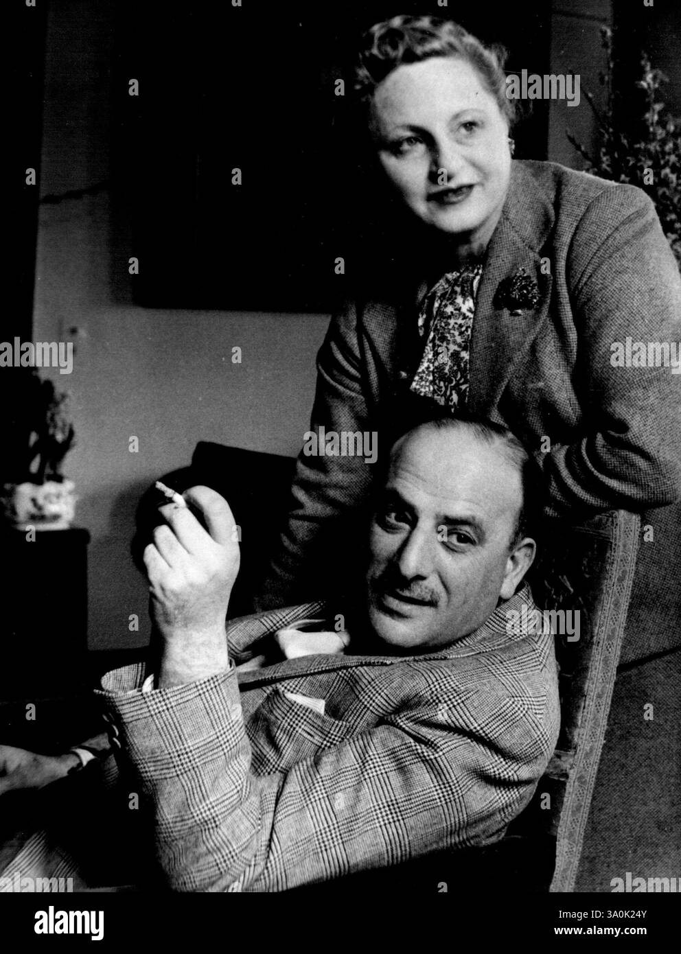 Sir Michael e Lady Balcon, fotografati a Upper Parrock, la loro casa di campagna vicino a East Grinstead. Sir Michael è uno dei produttori cinematografici di maggior successo in Gran Bretagna; è a capo degli Ealing Studios. Lady Balcon ha ricevuto il M.B.E. NEL 1946 per il suo lavoro di guerra con la Croce Rossa. - I Balcons hanno un figlio, Jonathan, che è a Cambridge, e una figlia, Jill, che è un'attrice. 4 ottobre 1931. (Foto di Tom Blau, camera Press). Foto Stock