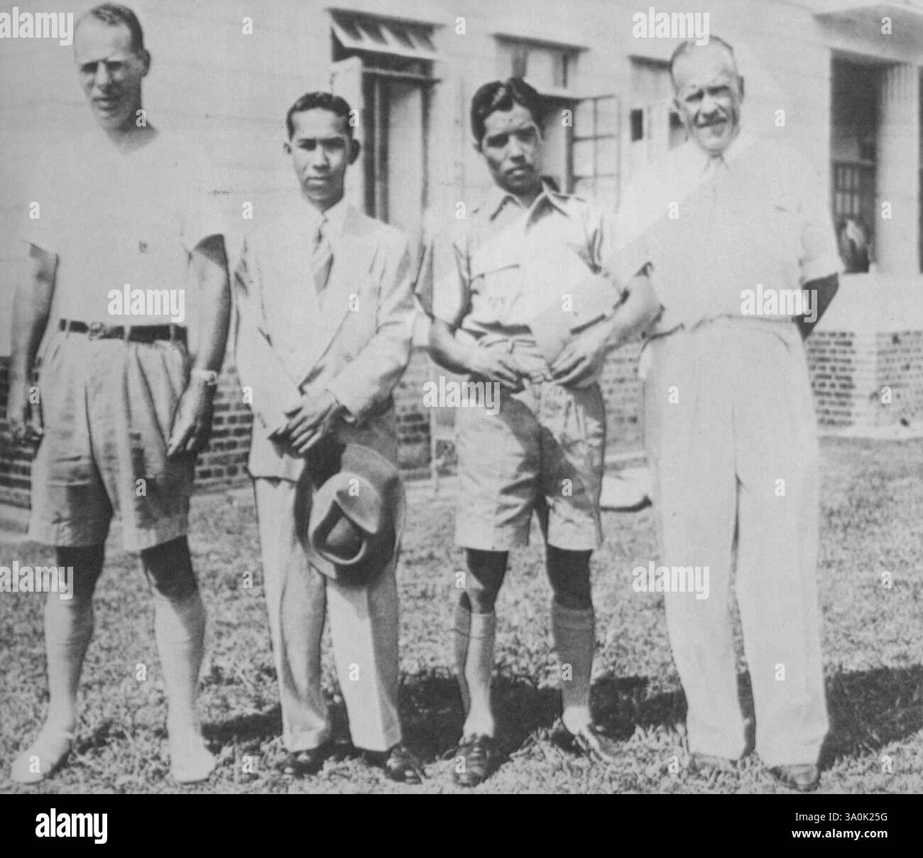 Gli americani internati governati -- il segretario John R. Sindlinger, White Plains, N.Y., (a sinistra) e il presidente Alvah W. Bourne Jr., di New York erano gli ufficiali di governo scelti dalla comunità americana nel campo di internamento Stanley. Tra di loro ci sono gli ufficiali giapponesi del campo. A. Nakazawa e T. Yamashita. 15 agosto 1942. (Foto di AP Wirephoto). Foto Stock