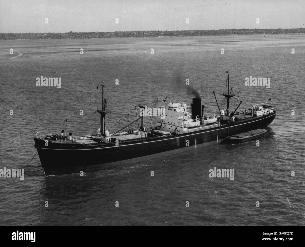 Cargo Liner affonda al largo di Cork -- il cargo di linea P & o Tresilian (7.373 tonnellate) che affondò in mare pesante nel canale di St. George, a 44 miglia da Cork al giorno (martedì). I sopravvissuti dell'equipaggio di circa quaranta furono catturati da altre tre navi che andarono in aiuto del transatlantico. Non c'erano passeggeri su Tresillian, che affondò dopo che l'acqua aveva inondato la sala macchine. 30 novembre 1954. (Foto di Reuterphoto). Foto Stock