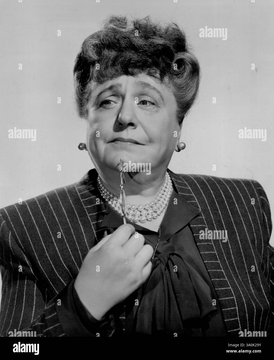 Runs the Show - Florence Bates interpreta un operatore teatrale di rivista londinese, in cui Rita Hayworth e Janet Blair sono interpreti principali, nel Technicolor "Tonight and Every Night" della Columbia, musical del periodo blitz. 6 maggio 1948. Foto Stock