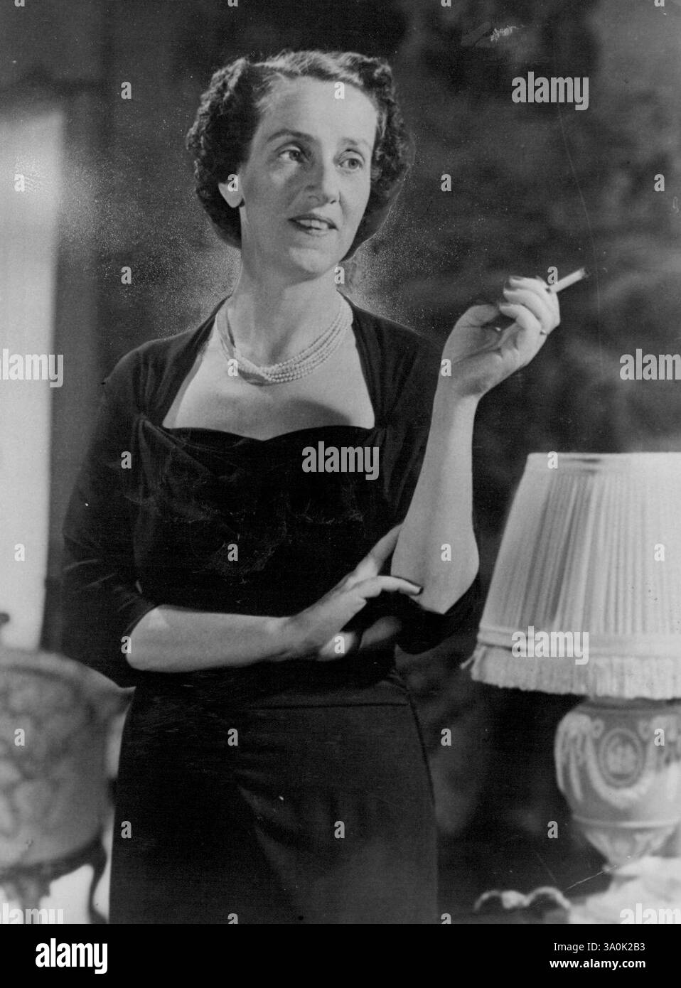 Lady Balfour, ambasciatrice britannica a Madrid - la moglie di Sir John Balfour, l'ambasciatore britannico a Madrid, era Frances Van Millingen quando si sposarono nel 1933. 12 aprile 1951. (Foto di F.S. Schiffer, camera Press). Foto Stock