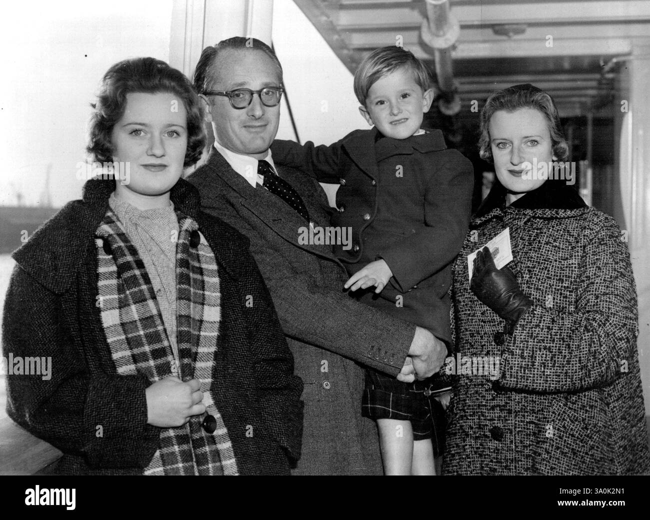 Tornando in Sud Africa -- il Duca e la Duchessa di Bedford, con i loro figli, Lord Francis Russell e Miss Lorna Lyle, ritratti a bordo della "città di Exeter" prima di salpare dal Royal Albert Docks per il Sud Africa questo pomeriggio. Il duca e la duchessa vivono in Sud Africa prima di tornare in questo paese dopo l'improvvisa morte del padre del duca. 15 novembre 1955. Foto Stock