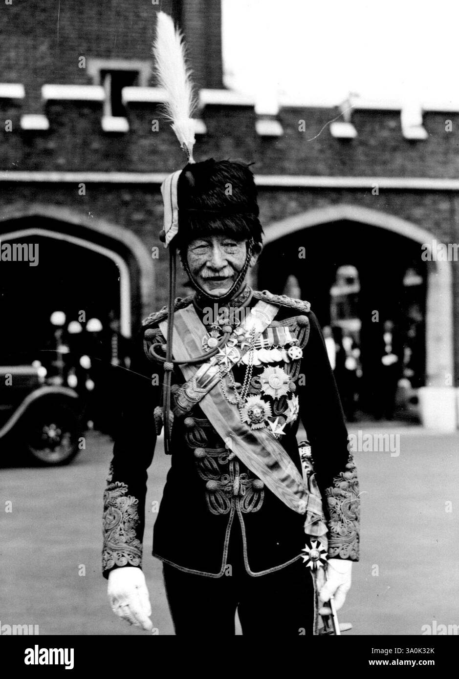 La Levee del Re -- Lord Baden-Powell di Gilwall, il capo scout, in uniforme del 13°. Ussari. Lascia il St. James's Palace dopo aver frequentato il King's Levee. 12 luglio 1937. Foto Stock