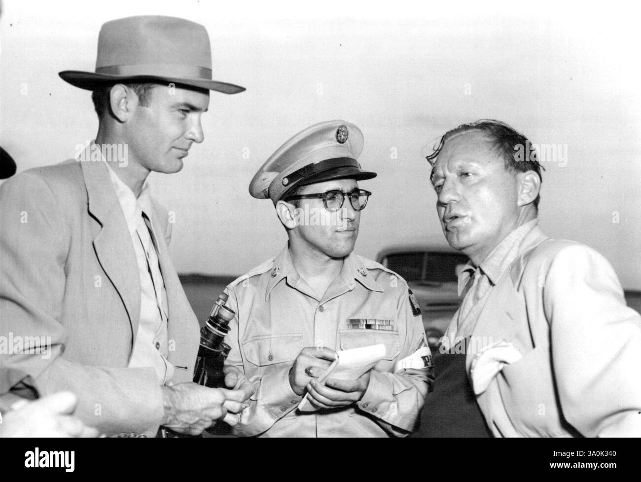 Jack Benny e Troupe arrivano in Giappone -- L-R: Mr. Wade Bingham, Tele News, ufficio di Tokyo, e CPL Russ Tornabene (Gary, Ind) Pacific Stars & Stripes reporter intervistano Mr. Jack Benny, radio and screen star, mentre lui e i membri della sua troupe arrivano a Haneda AFB, Tokyo, Giappone. La troupe farà un tour di cinque settimane del comando far fast e delle unità di prima linea in Corea. 29 giugno 1951. (Foto del sergente Herbert Nutter, foto dell'esercito degli Stati Uniti). Foto Stock