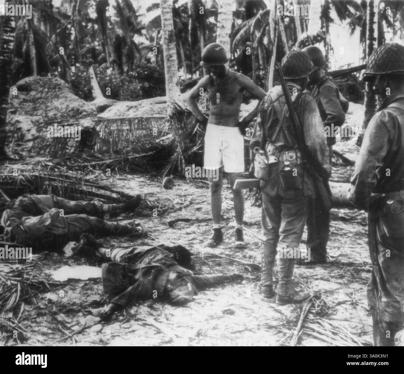 Yanks trova i giapponesi morti dietro Tank Trap -- soldati americani del 1° e 3° battaglione, 165th Infantry, 27th Division, ex Fighting 69th of New York, videro i cadaveri di giapponesi morti dove caddero dietro la prima trappola di carri che gli yanks incontrarono quando sbarcarono a Red Beach, durante l'occupazione dell'atollo di Makin, nel Gilberts, nel Pacifico centrale. 16 aprile 1944. (Foto di AP Wirephoto). Foto Stock