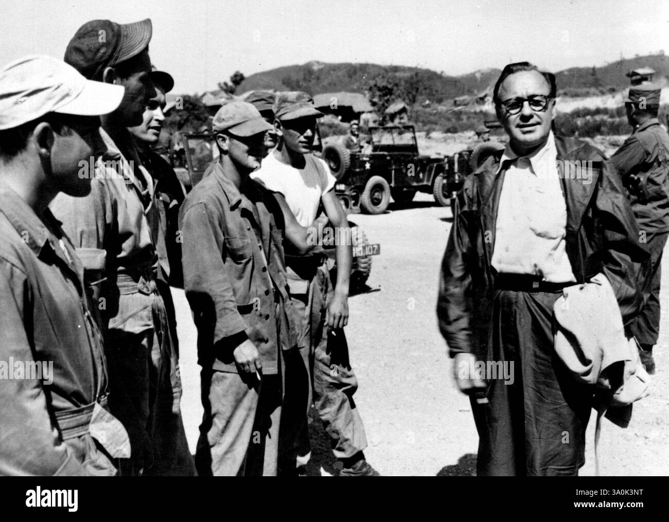 Saluto -- radio Star Jack Benny si ferma per salutare le truppe al suo arrivo a ***** Corpo ***** dove lui e il suo **** Ha dato la loro prima esibizione per le truppe da combattimento in Corea. 3 luglio 1951. (Foto di James H. Bilbrey, foto dell'esercito degli Stati Uniti). Foto Stock