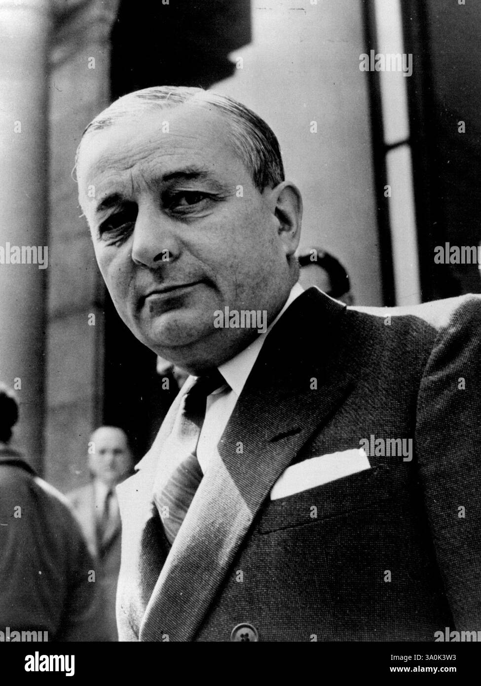 Premier Hunting in Francia M. Georges Bidault lascia il Palais De l'Elysee dopo i colloqui con il presidente della repubblica. Ancora una volta il presidente Auriol si trova di fronte al compito di trovare un primo ministro per la Francia. Sono in corso discussioni al Palais De l'Elysee con diversi precedenti detentori dell'ufficio. 23 maggio 1953. (Foto di Paul Popper). Foto Stock
