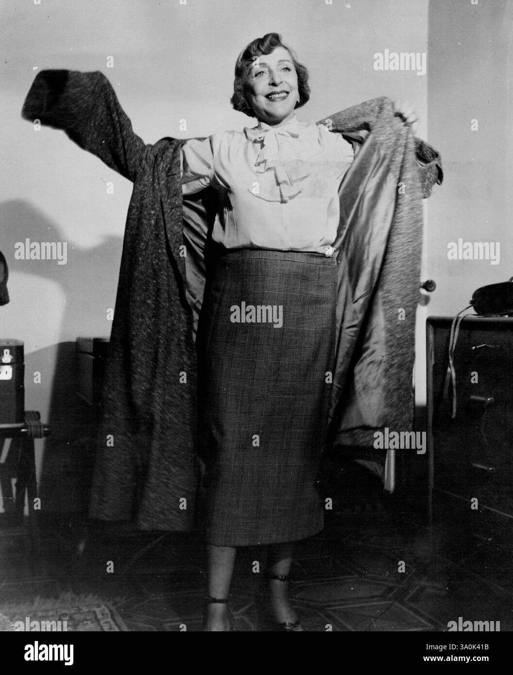 Vicki Baum a Venezia -- Vicki sembra essere molto felice oggi. Infatti, ha ricevuto notizie da Hollywood e l'ultima foto di suo nipote. Vienna - il romanziere nato Vicki Baum (nella foto), i cui libri includevano il BEST seller 'Grand Hotel', è morto in ospedale domenica, all'età di 64 anni. 18 giugno 1951. Foto Stock