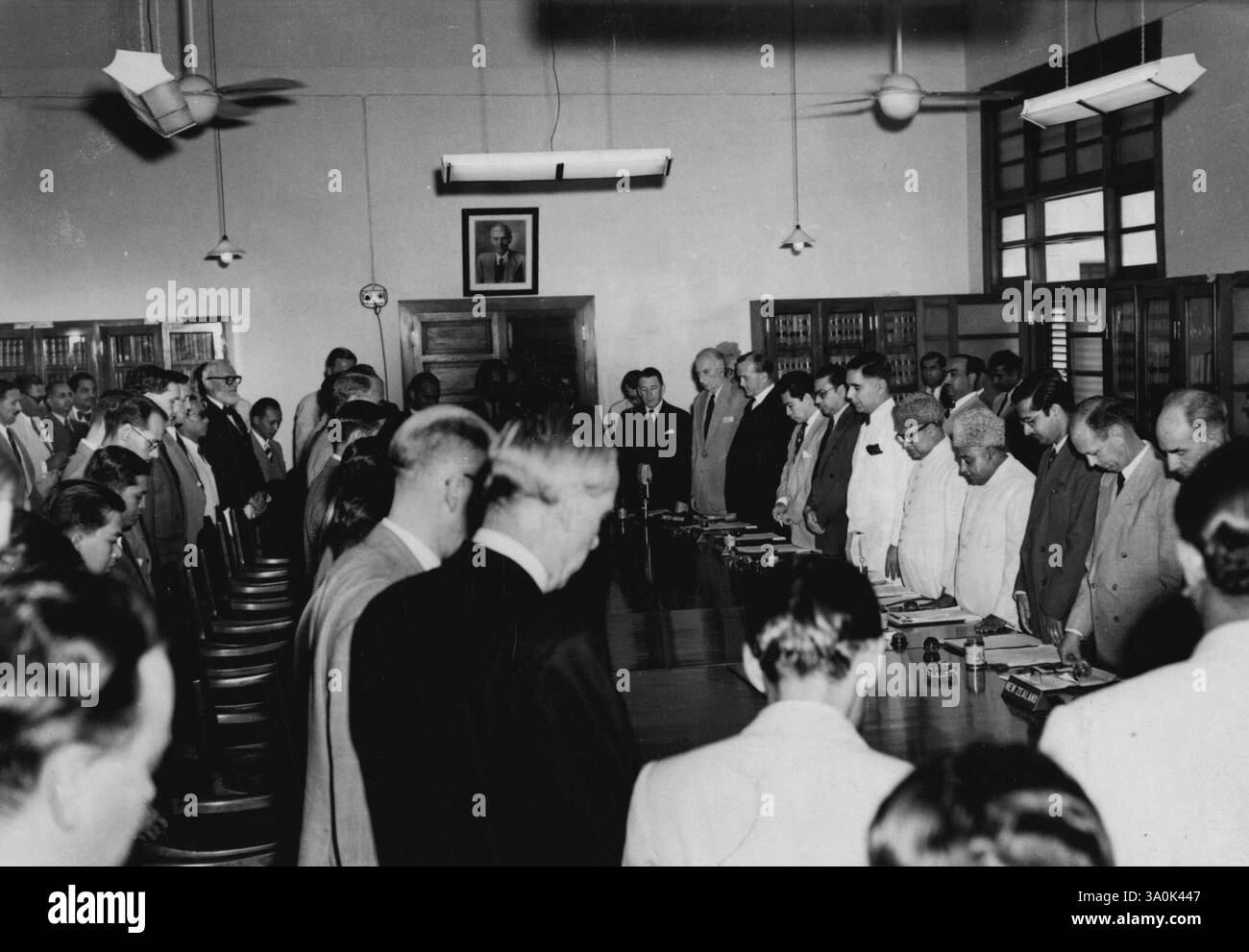 ***** Fino a tardi Dr. Senanayake -- ***** Primo ministro del Pakistan, il ***** Piano conferenza a Karachi pagare **** Il defunto Dr. Don Stephen Senanayake, **** Questa fotografia è stata scattata il 24 marzo 1952. 7 aprile 1952. Foto Stock