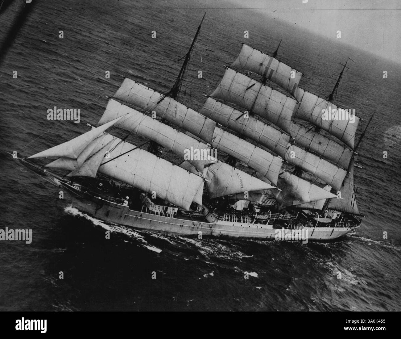 First Home in Windjammer Race dall'Australia -- una veduta aerea di Abrahim Rydberga 'battere' per Falmouth. Foto scattata a 24 miglia a sud-ovest della Lizard. La nave svedese a quattro maestri Barque e la nave cadetta Abrahim Rydberga è arrivata a Falmouth Bay, essendo la prima nave a casa nella corsa di 5.000 miglia per Windjammers dall'Australia. Ha lasciato ***** Il 10 gennaio con il grano e ha completato il passaggio in 108 giorni. Durante la tempesta ha avuto alcune vele ***** se ne va, e alcuni dei suoi top-gear sono stati danneggiati. 28 aprile 1934. (Foto del sistema di stampa associato). Foto Stock