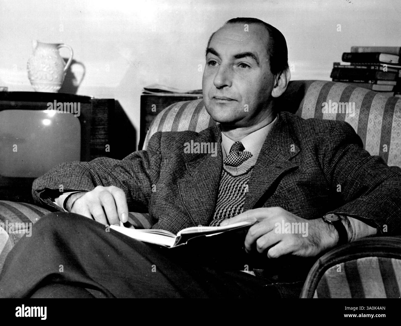 Nigel Balchin a Home -- autore Nighel Balchhin, ora 44, è raffigurato qui nella sua casa. Questo autore, i cui libri ora vendono a decine di migliaia, ha appena completato un nuovo romanzo "creditori vari”. È anche autore di "Mine Own Executioner" e "A Small Back Room". 3 aprile 1953. (Foto di Sunday Express Picture). Foto Stock