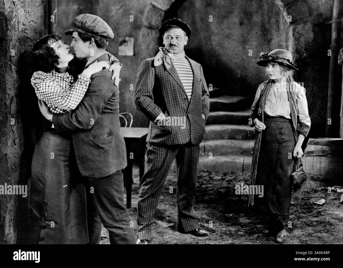 Wallace Beery (centro), con Ramon Novarro ed Enid Bennett (sinistra), in uno dei suoi primi film muti. 14 febbraio 1955. (Foto di Hultons Pictorial Feature Service). Foto Stock