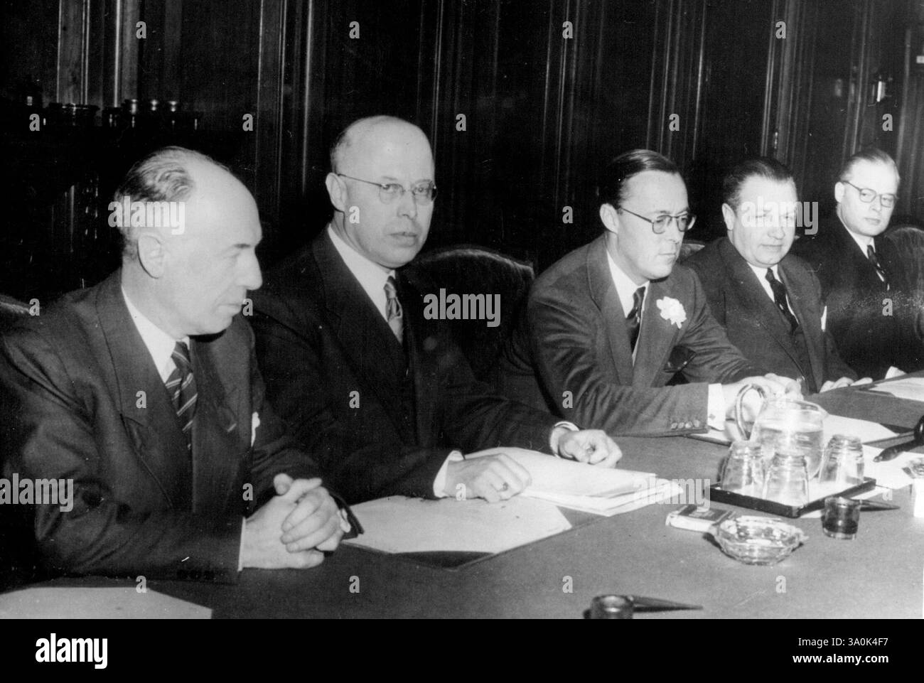 Il Principe Bernardo presiede il Fondo alluvionale -- l'Aia: Il Principe Bernardo dei Paesi Bassi, (terzo da sinistra), presiede una riunione di emergenza dell'Esecutivo del Fondo nazionale olandese per i disastri, fondato nel 1935. Il principe annullò la sua visita negli Stati Uniti e tornò in Olanda quando sentì la notizia delle inondazioni. Altri nella foto sono da sinistra a destra: Il dottor M.J. Prinsen, Segretario generale degli affari interni: Il professor Doctor L.J.M. Beel Ministro dell'interno: Il principe Bernhard: Il signor F.J. Van Thiel, Ministro degli affari sociali, e il signor Werner, Segretario di Stato dell'AFF sociale Foto Stock