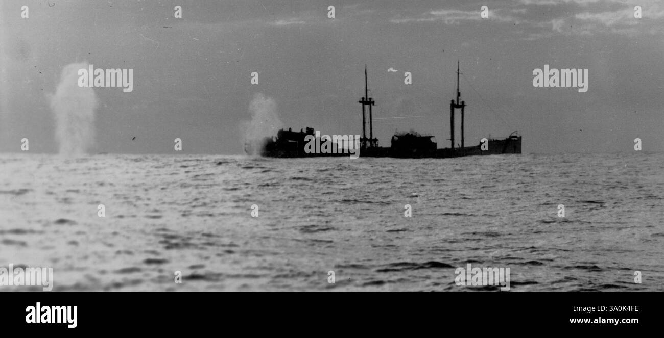 Affondamento del "Bantam", una volta affondato a Oro Bay, GN, recuperato, caricato con gas velenoso (gas di senape) e Resunk. Fuori dalla vista. . . L'affondamento del Bantam, in cima a Sydney. Alcuni degli uomini che hanno trasportato gas di senape smaltiti in Australia dopo la seconda guerra mondiale hanno sofferto di cattiva salute e altri potrebbero essere morti a causa di perdite, secondo un medico che ha curato molti di loro. Eppure alcuni degli uomini affermano che i governi federali successivi non hanno riconosciuto la loro fedeltà per ottenere un risarcimento. 24 settembre 1946. Foto Stock