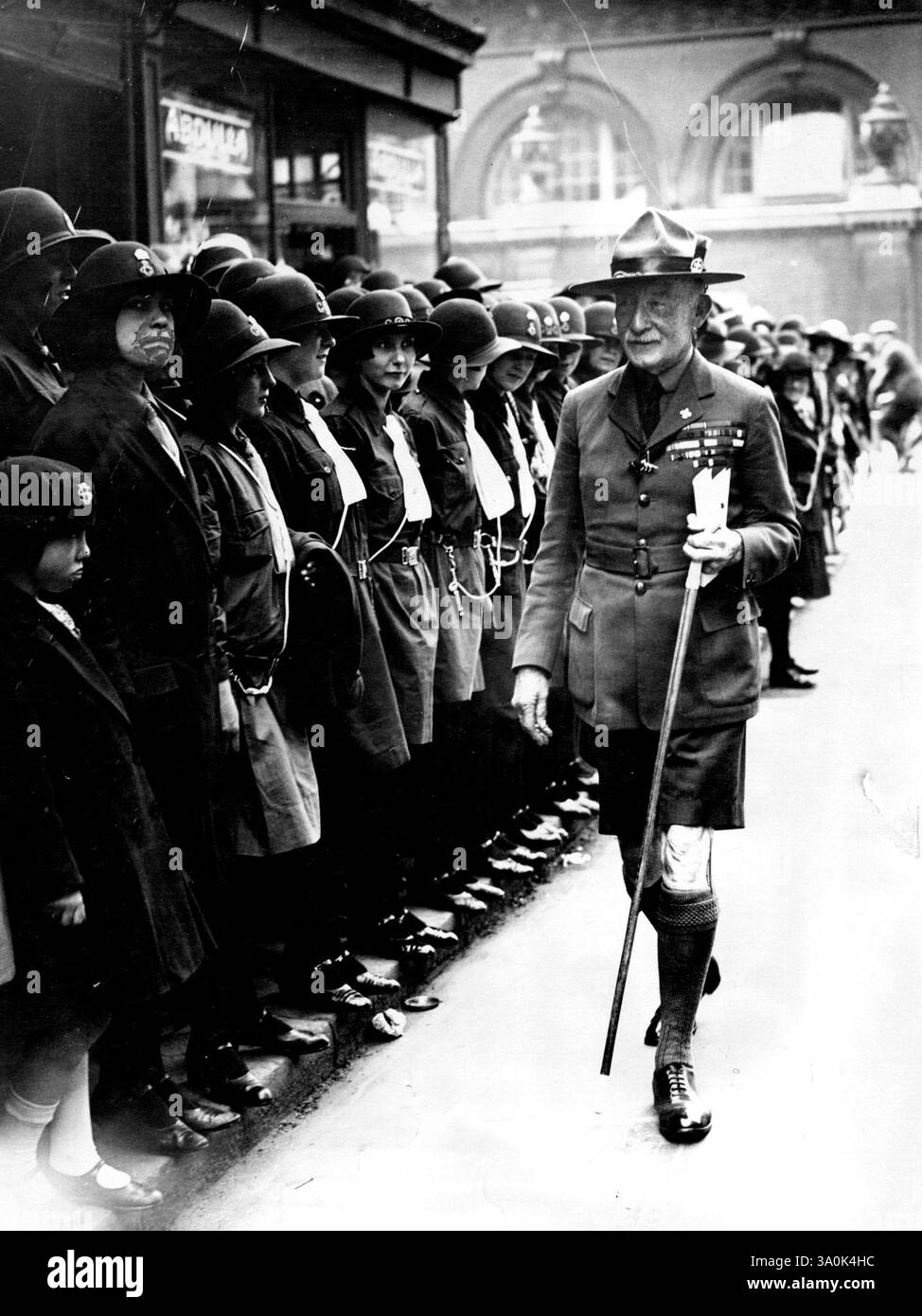 Princess Army Lays Foundation Spone -- Lord Baden-Powell di Gilwell ispezionando le Girl Guides che salutarono la Principessa Maria al suo arrivo. La Principessa Mary, contessa di Harewood, ha posato la prima pietra presso la sede della Girl Guides Association, Buckingham Palace Road, questo pomeriggio. 23 maggio 1930. (Foto di Express Photos, Ltd.). Foto Stock