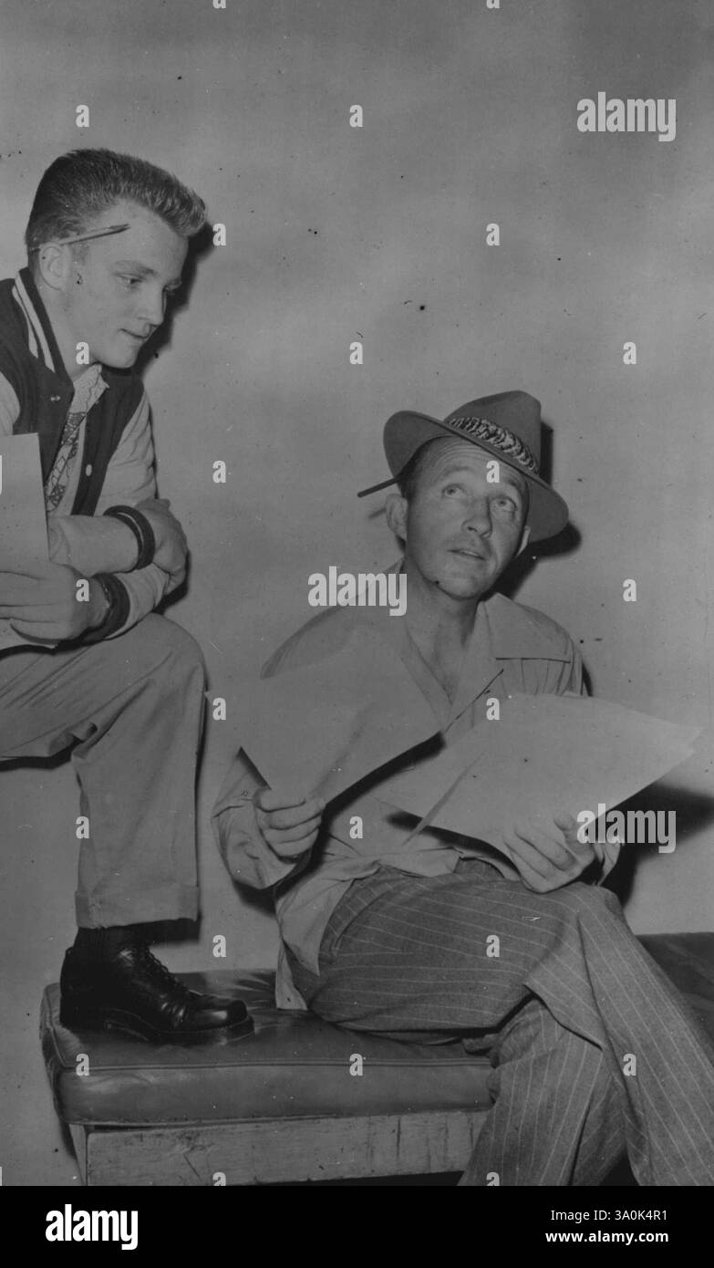 Le star di Hollywood hanno i loro problemi. Spettacoli fotografici: Bing Crosby (il vecchio Groan e suo figlio Larry cantano i loro problemi. Bing (Groaner) Crosby; l'uomo più ricco di Hollywood, è nei guai. Deve vendere una parte della sua proprietà per continuare ad andare avanti il resto. Secondo la legge sulla common propriety della California, un marito e una moglie condividono tutte le loro proprietà 50-50, indipendentemente da chi sia il vincitore. 10 agosto 1953. (Foto di Paul Popper, Paul Popper Ltd) Foto Stock